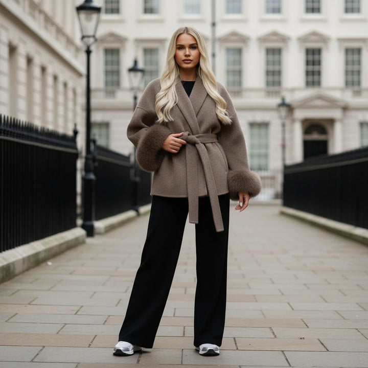 Manteau enveloppant | bordure en fausse fourrure, style oversize
