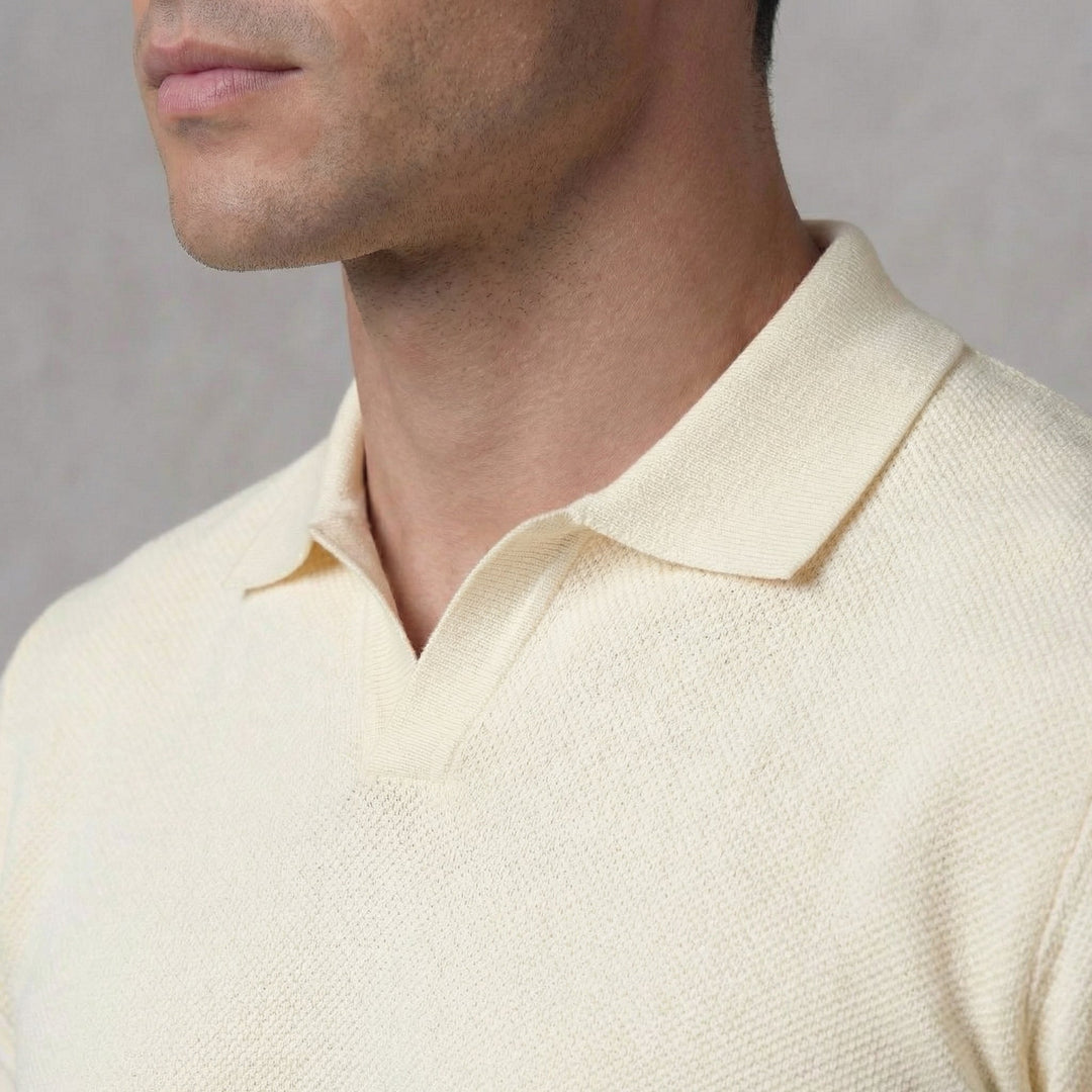 Pull à col roulé structuré pour homme avec encolure en V
